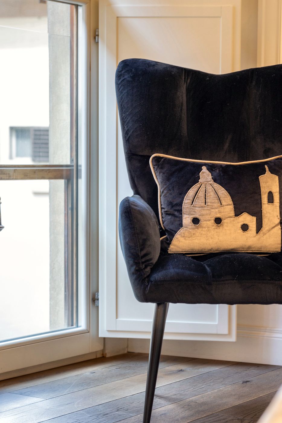 Armchair with a Duomo cushion