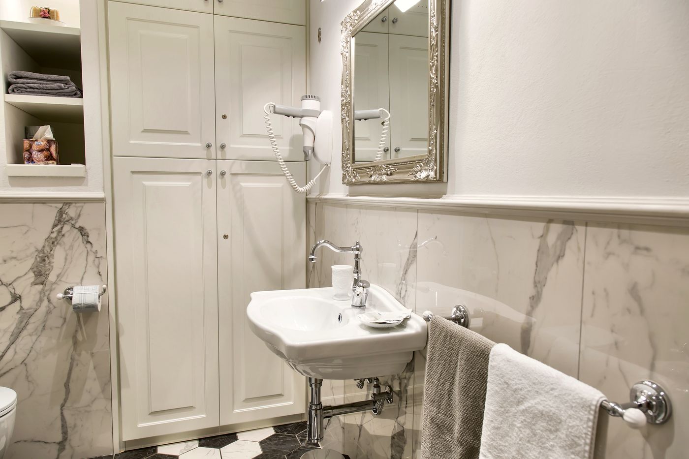 Bathroom with period-style washbasin