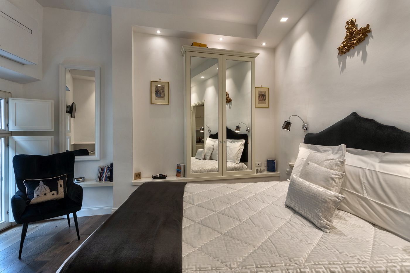 Double bed and mirrored wardrobe