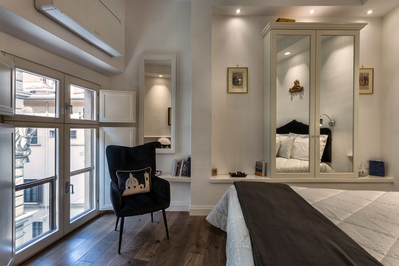 Petit Studio Duomo: bedroom with tall windows