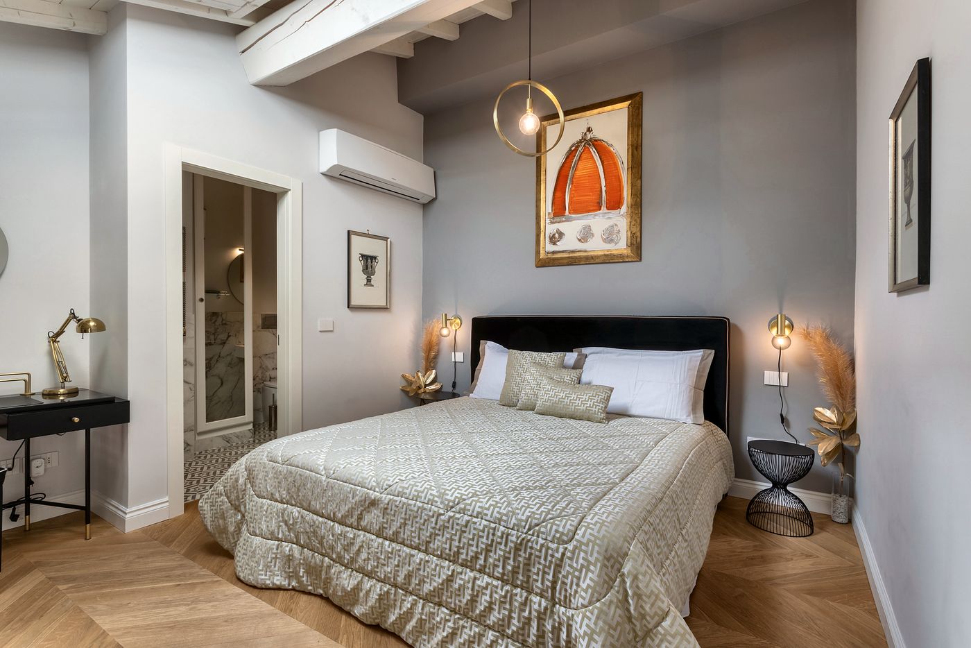 Double bedroom with a painting of the Duomo